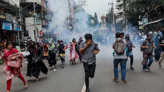 চট্টগ্রামে ছাত্রদের বিক্ষোভে পুলিশের টিয়ারশেল