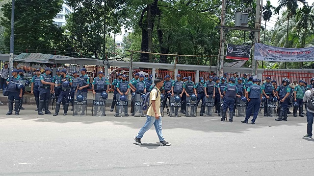 প্রেসক্লাবের সামনে পুলিশের ব্যাপক প্রস্তুতি