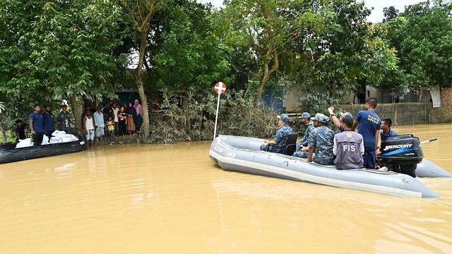 বন্যাকবলিত ফেনী পরিদর্শনে নৌবাহিনী প্রধান