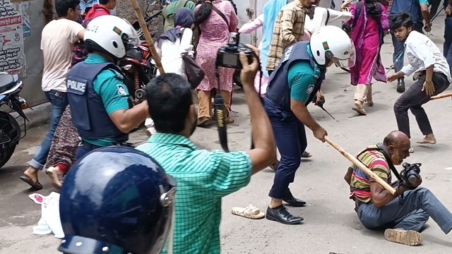 বরিশালে ছবি তোলায় সাংবাদিকদের পেটাল পুলিশ