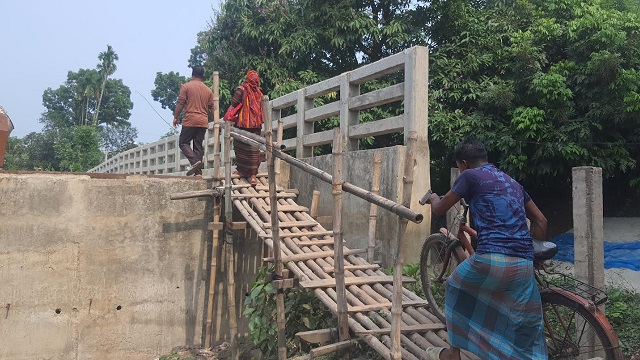 ৪ কোটি টাকার সেতু‌তে উঠ‌তে বাঁশের সাঁকোই ভরসা