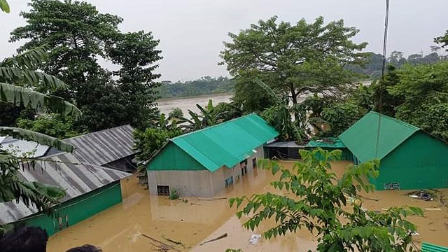 কুমিল্লায় পানিবন্দি কয়েকশ পরিবার, সরিয়ে নেওয়া হচ্ছে মালামাল