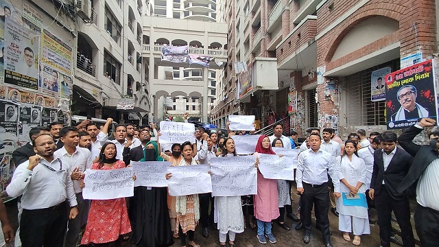 ‌‘উই ওয়ান্ট জাস্টিস’ স্লোগানে উত্তাল ঢাকার আদালত