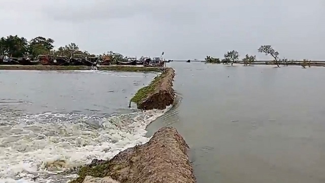 মহেশখালীতে বেড়িবাঁধ ভেঙে পানিবন্দি ১৫ হাজার মানুষ