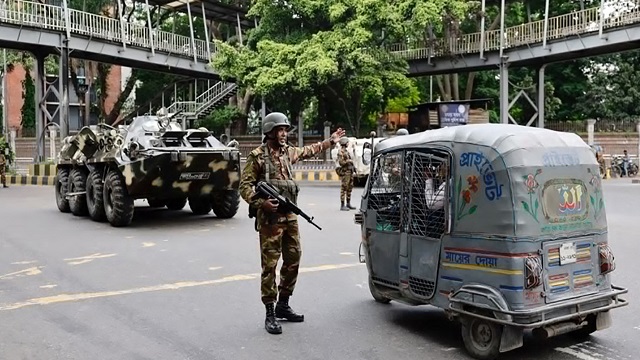 ১১ ঘণ্টা শিথিলের পর ফের কারফিউ শুরু