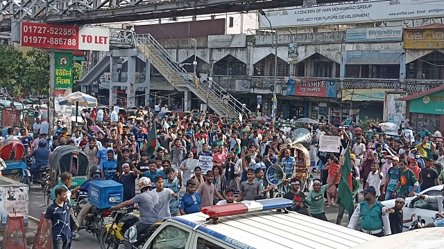 এলিফ্যান্ট রোড বন্ধ করে দিলো কোটা আন্দোলনকারীরা