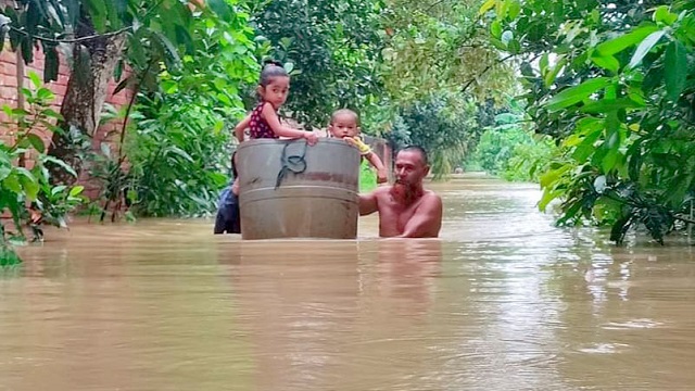 ফেনীতে ভয়াবহ বন্যা, নৌকার অভাব-পানির স্রোতে উদ্ধার কাজ ব্যাহত