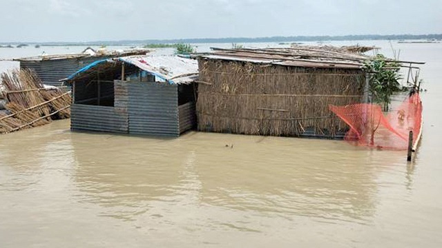 টাঙ্গাইলে বন্যা পরিস্থিতির অবনতি : তলিয়ে যাচ্ছে ঘরবাড়ি, ভাঙছে সড়ক