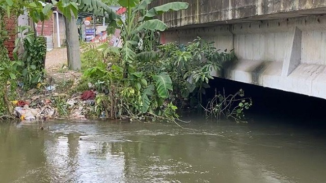 খাল দখল দূষণে নামছে না বন্যার পানি, ভোগান্তিতে মানুষ