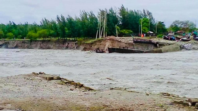 নেই মুছাপুর স্লুইসগেটের অস্তিত্ব, আতঙ্কে এলাকা ছাড়া স্থানীয়রা