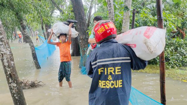 বন্যাদুর্গতদের পাশে ফায়ার সার্ভিস : ২৬০ নারী-পুরুষ ও শিশু উদ্ধার