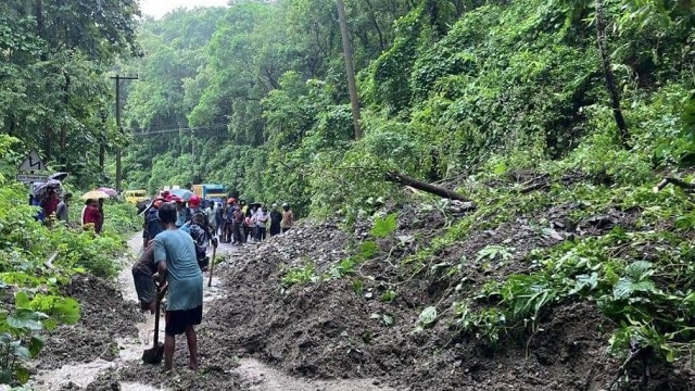 ভারী বর্ষণে খাগড়াছড়িতে পাহাড় ধস, যান চলাচল বন্ধ