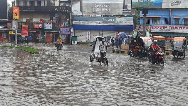 ভারী বর্ষণে ডুবল খুলনা শহর, ভোগান্তিতে মানুষ