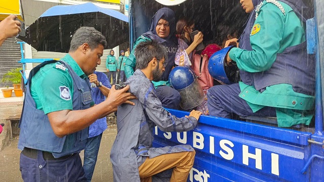 খুলনায় শিক্ষার্থী-পুলিশের সংঘর্ষের ঘটনায় দুই মামলা, কারাগারে ১১