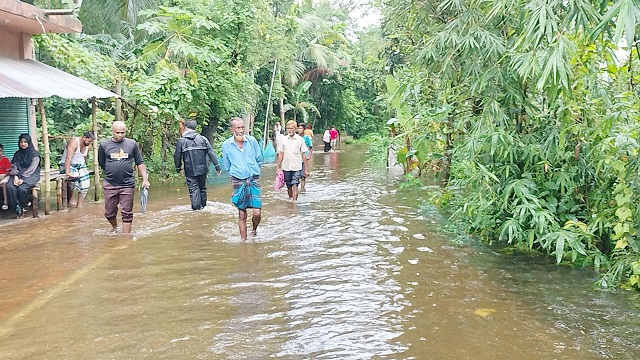 লক্ষ্মীপুরে পানি বাড়ছেই, ত্রাণের জন্য হাহাকার