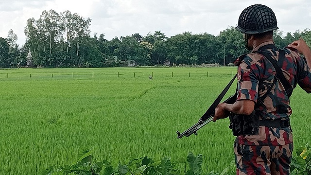 সীমান্তে বিএসএফের কাঁটাতারের বেড়া নির্মাণের চেষ্টা