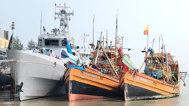 বাংলাদেশের জলসীমায় ইলিশ ধরায় ৩১ ভারতীয় জেলে আটক