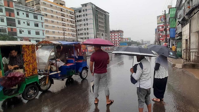 বৃষ্টির কারণে সড়কে গণপরিবহন কম