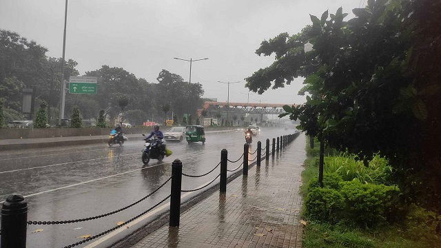 আষাঢ়ের বৃষ্টিতে ভিজছে ঢাকা, কোথাও যানজট কোথাও জলজট