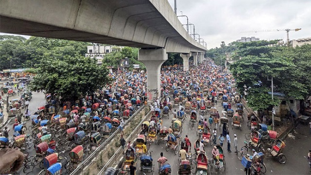 ৭২ ঘণ্টার আলটিমেটাম দিয়ে শাহবাগ ছাড়লেন রিকশাচালকরা