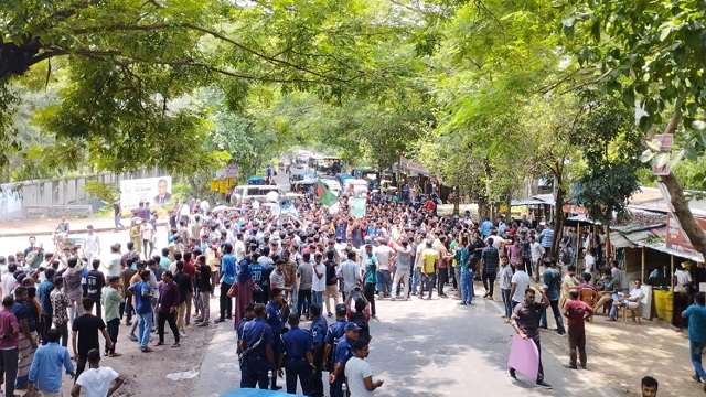 কোটা সংস্কারের দাবিতে পাবিপ্রবি শিক্ষার্থীদের মহাসড়ক অবরোধ