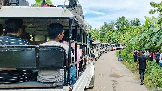 আটকে থাকা পর্যটকরা ফিরছেন সাজেক থেকে