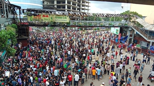 মিরপুরে শিক্ষার্থীদের বিক্ষোভ, যান চলাচল বন্ধ