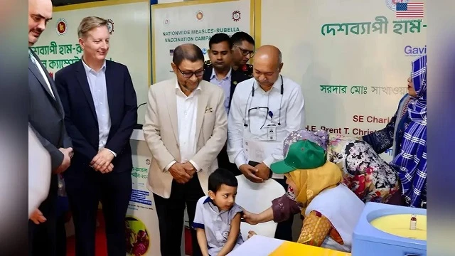 সরেজমিনে হাম-রুবেলা টিকাদান কর্মসূচি দে‌খে‌ছেন মার্কিন বি‌শেষ দূত
