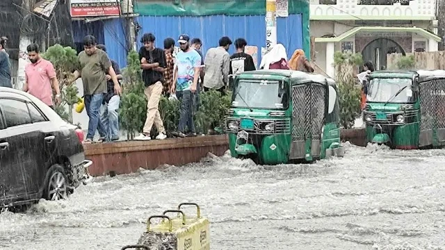 চট্টগ্রামে বৃষ্টিতে সড়কে হাঁটুপানি