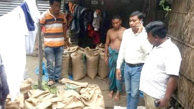 নওগাঁয় খাদ্যবান্ধব কর্মসূচির চাল উদ্ধার, আটক ১