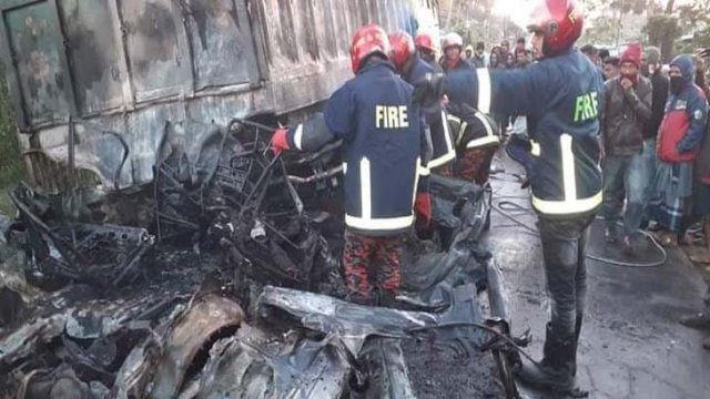 ট্রাকের ধাক্কায় মাইক্রোবাসের সিলিন্ডার বিস্ফোরণ, নিহত ৪