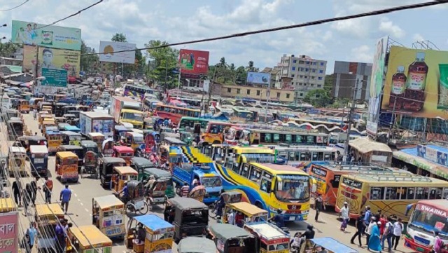 বরিশালে রাজধানীমু‌খী মানু‌ষের চর‌ম দুর্ভোগ