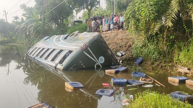 টাঙ্গাই‌লে যাত্রীবা‌হী বাস খা‌দে, নিহত ১