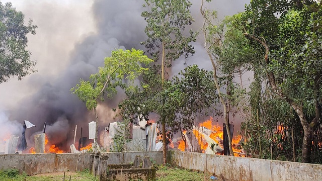 মাজুখান এলাকায় একটি ঝুট গুদামে ভয়াবহ আগুন। ছবি : সংগৃহীত