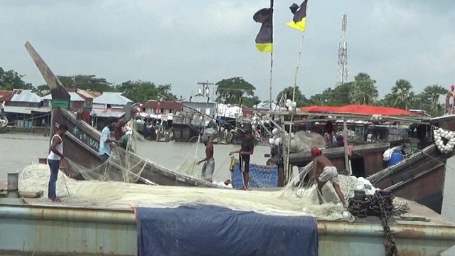 ইলিশ শিকারে সাগর যাত্রার অপেক্ষায় জেলেরা