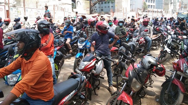 হর্ন বাজিয়ে, সড়ক আটকে মোটরসাইকেল চালকদের বিক্ষোভ