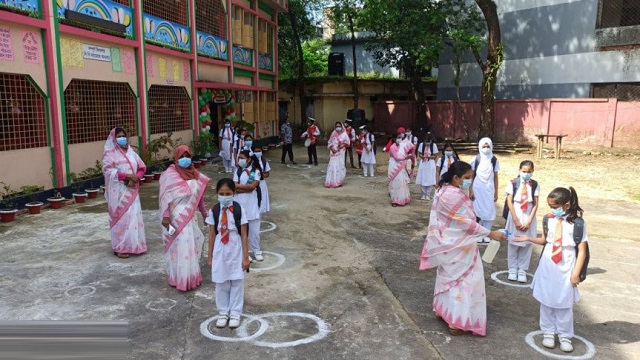 দেড় বছর পর ক্লাসে ফিরেছে শিক্ষার্থীরা