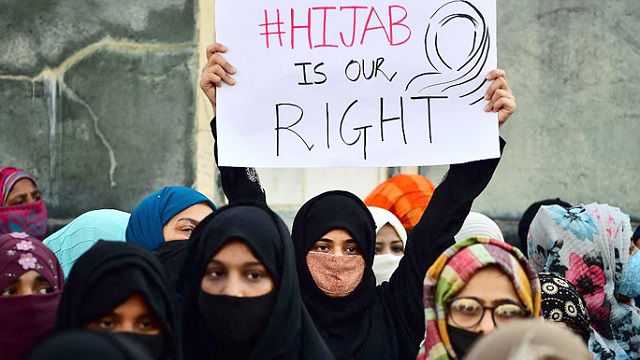 হিজাব-বিতর্ক: মুসলিম নারীদের বিক্ষোভে পুলিশের লাঠিপেটা