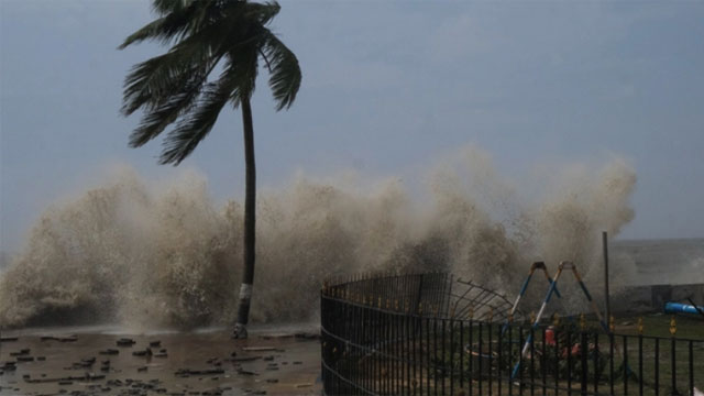 ভারতের উপকূলে আঘাত হেনেছে ঘূর্ণিঝড় ‘গুলাব’, নিহত ২