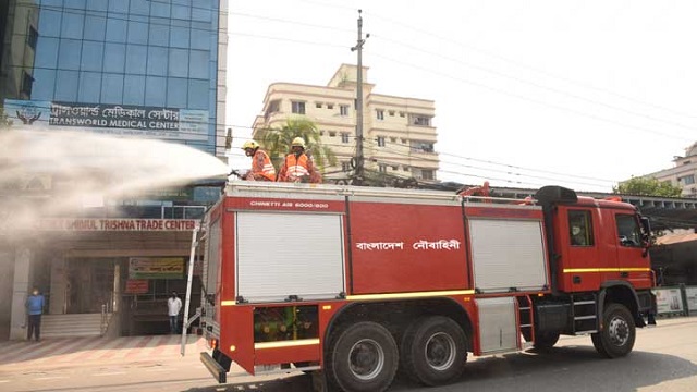 রাজধানীতে নৌবাহিনীর ত্রাণ ও জীবাণুনাশক স্প্রে কার্যক্রম