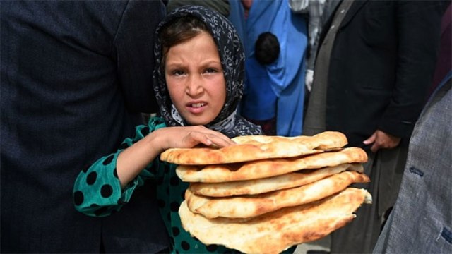 আফগানিস্তানের রাজধানী কাবুলে খাবার হাতে এক কিশোরী। ছবি: স্কাই নিউজ
