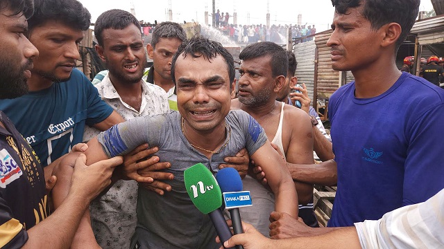 আগুনে ক্ষতিগ্রস্ত এক ব্যবসায়ী কান্নায় ভেঙে পড়েন